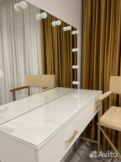 Туалетный столик с зеркалом и подсветкой