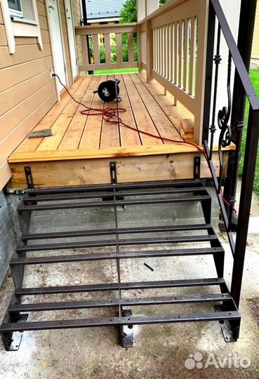 Лестница Г-образная с поворотными ступенями