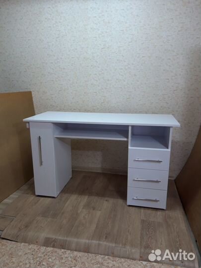 Маникюрный стол новый