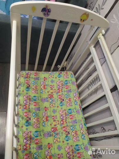 Детская кроватка с маятником белая