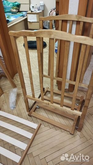 Детская кроватка с продольным маятником