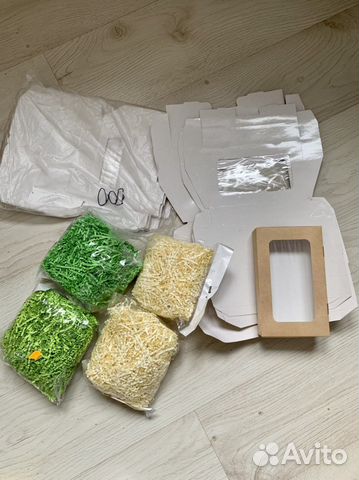 Упаковочные подарочные коробки с мишурой