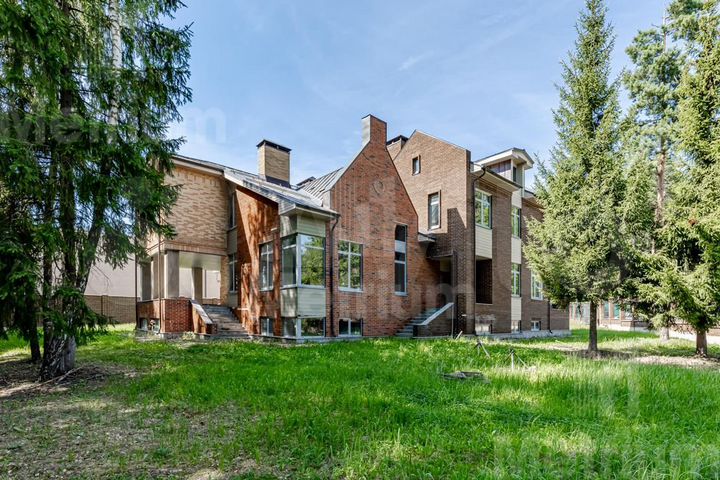 Коттедж 580 м² на участке 25 сот.