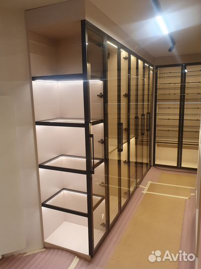 Стеклянный шкаф с подсветкой на заказ