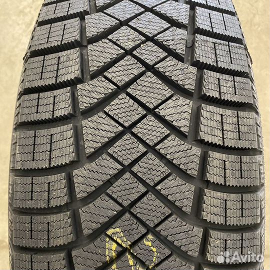 Pirelli Ice Zero FR 215/65 R16 102
