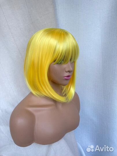 Парик каре с челкой желтый