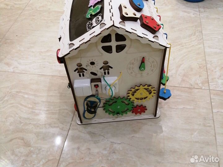 Развивающая игрушка Бизиборд