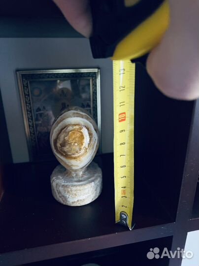 Каменные статуэтки, ваза, яйцо