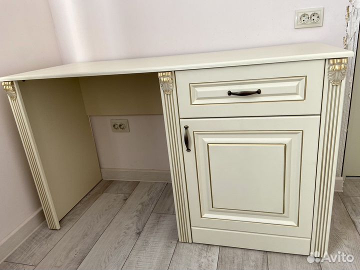 Письменный стол