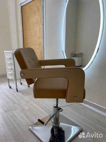 Парикмахерское кресло новое