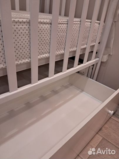 Детская кроватка с маятником и ящиком