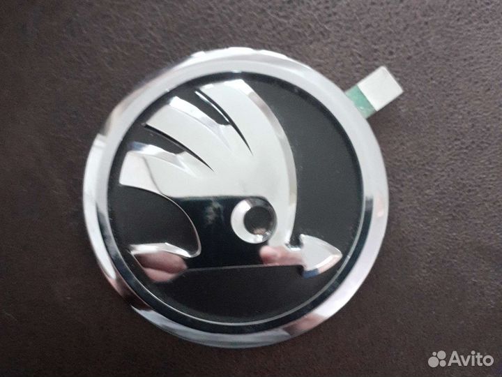 Шильдик на капот шкода октавия