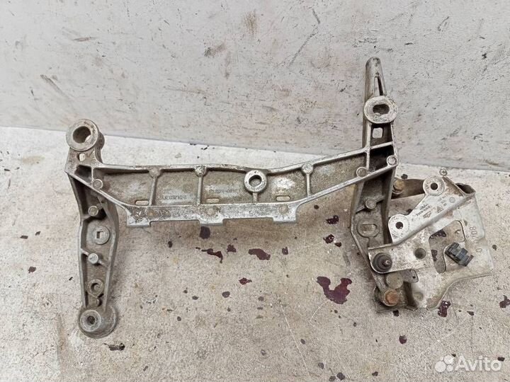 Кронштейн компрессора пневмоподвески 7L0616879