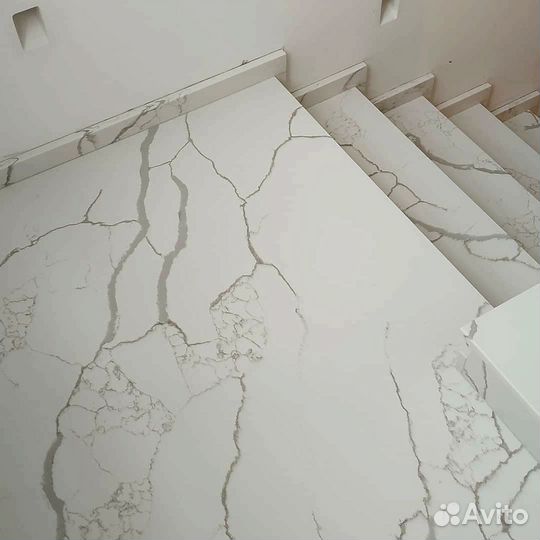 Лестница из искусственного камня акрил и кварц