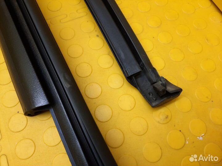 Б/У Уплотнитель опускного стекла В хорошем