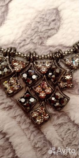 Колье и серьги стразы Сваровски серого цвета