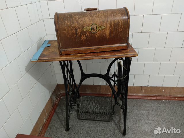 Швейная машинка Зингер на станине,рабочая