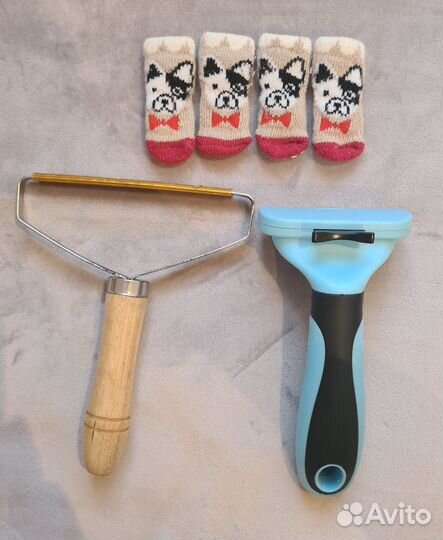 Расческа, носочки, дешеддер для собак