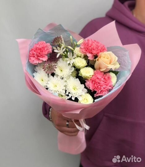 Букет из кустовых Хризантем, диантусов и роз