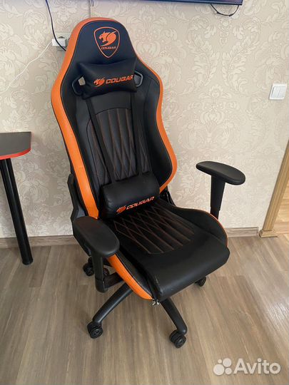 Компьютерный стол и компьтерное кресло