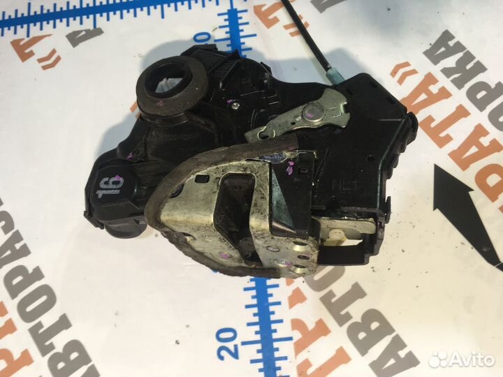 Тойота Хайлюкс Замок передней двери Лев