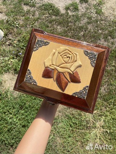 Шкатулка из красного дерева