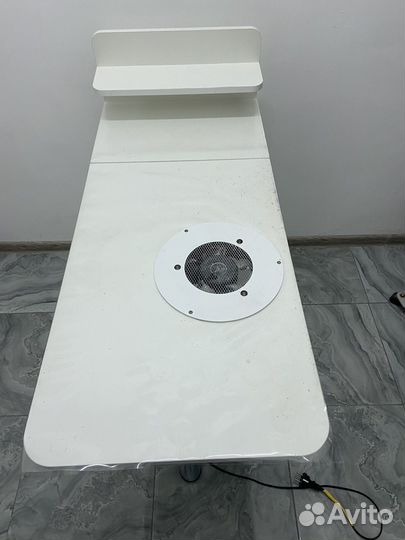 Маникюрный стол с вытяжкой