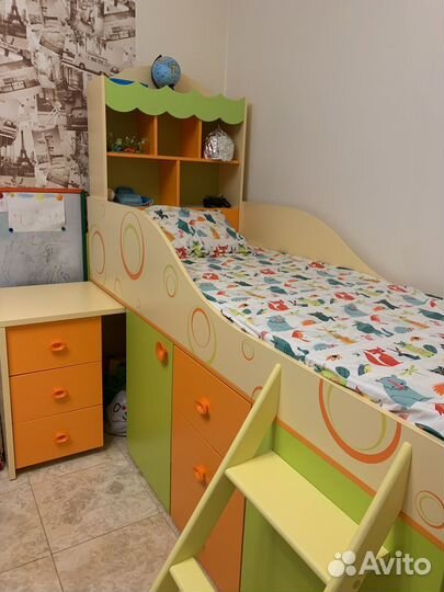 Детская кровать чердак со столом и шкафом бу
