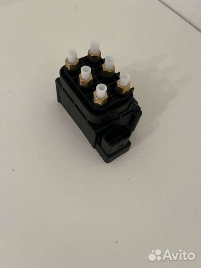 Блок клапанов пневмоподвески Audio Q7 Porsche VW