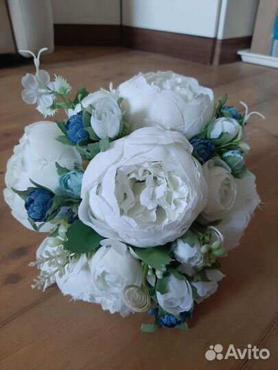 Букет белых пионов