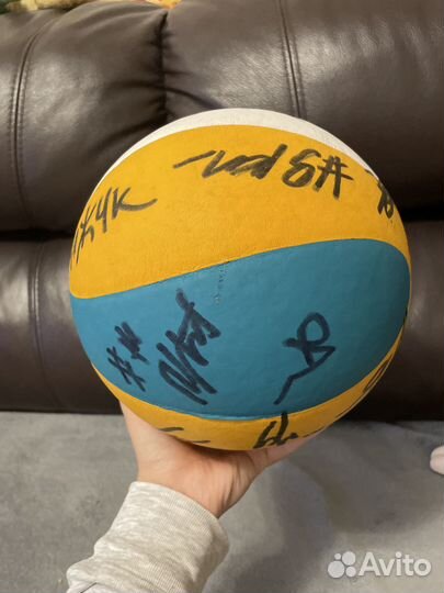 Волейбольный мяч demix с автографами зенит Казань