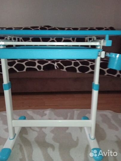 Школьная парта и стул