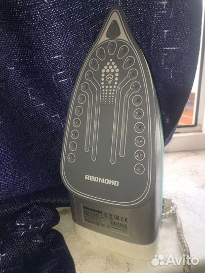 Утюг redmond RI-C256