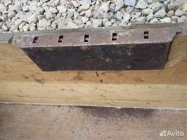 Древний сундук обитый жестью