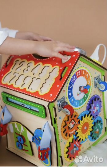 Развивающий бизиборд Домик