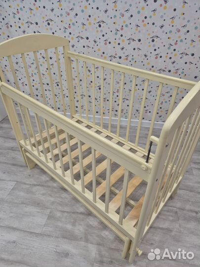 Кроватка для новорожденных с маятником
