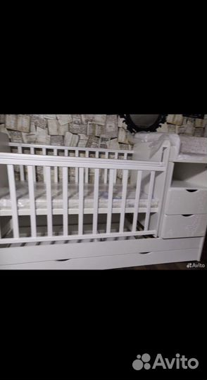 Детская кроватка с маятником