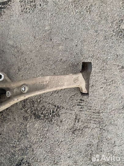 Поворотный кулак левый 8W0 407 253 F VAG