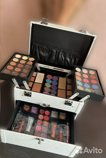 Набор косметики с кейсом, новый