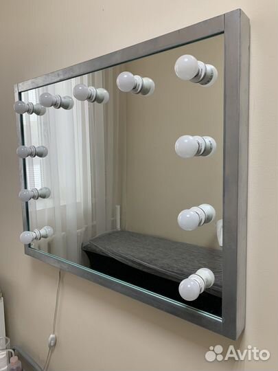 Гримерное зеркало с лампочками