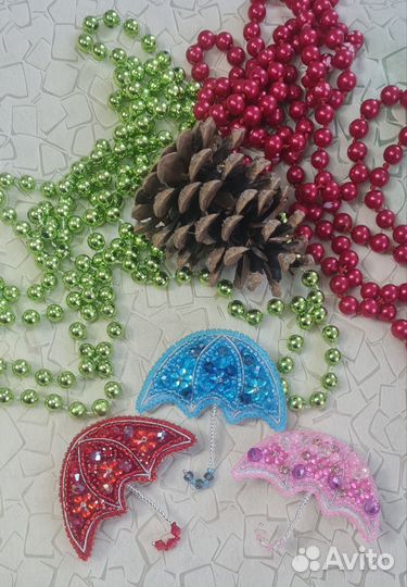 Брошь ручной работы из бисера