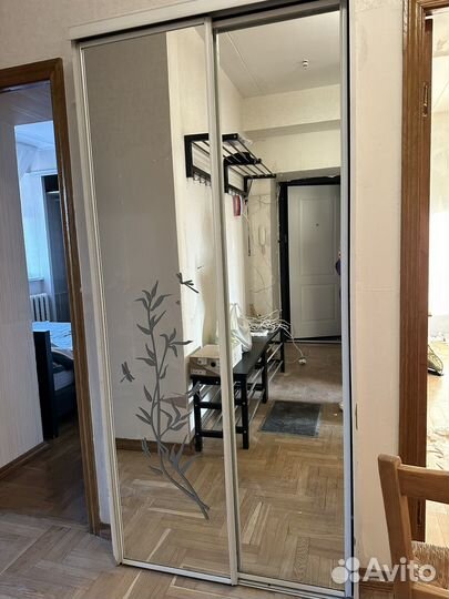 Зеркальная дверца шкафа