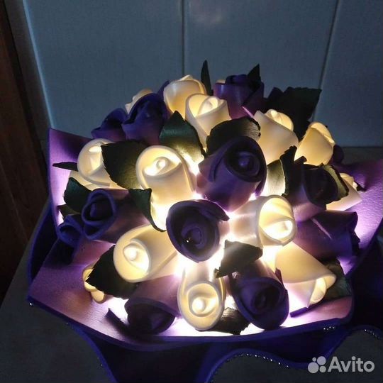 Букет тюльпанов, роз. Светильники