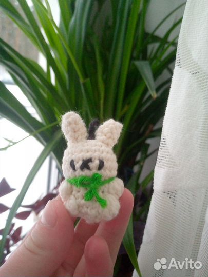 Вязаный зайчонок брелок