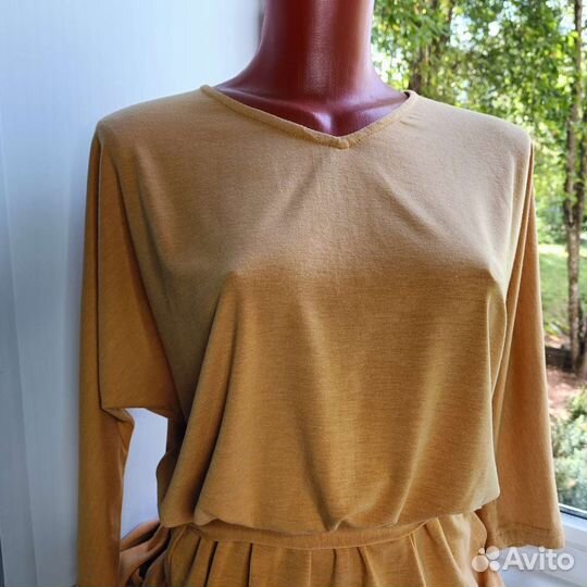 Платье женское, отрезное по талии почти новое