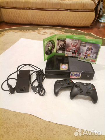 Xbox one + 2 геймпада + игры
