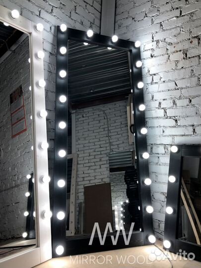 Гримерное зеркало с лампочками