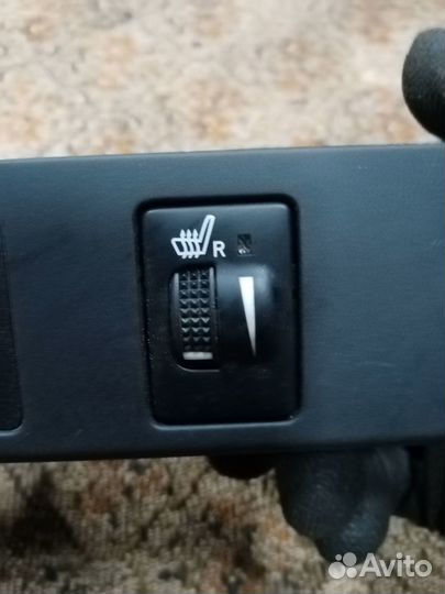 Кнопка обогрева сидений на Тойота Камри 15г