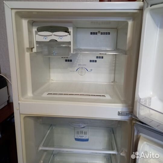 Холодильник бу Whirlpool WBM246WH