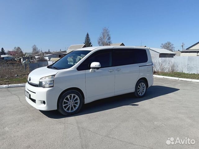 Toyota Voxy 2.0 CVT, 2011, 217 000 км с пробегом, цена 1390000 руб.